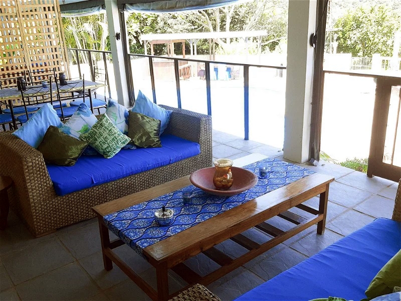 Umtamvuna View Cabanas: Cabana 2 veranda seating overlooking the pool